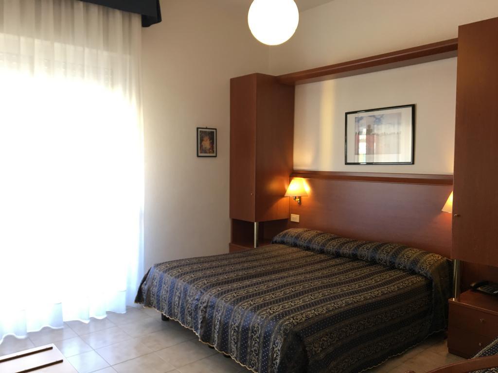 Hotel Zodiaco ลิโดดิเยโซโล ภายนอก รูปภาพ