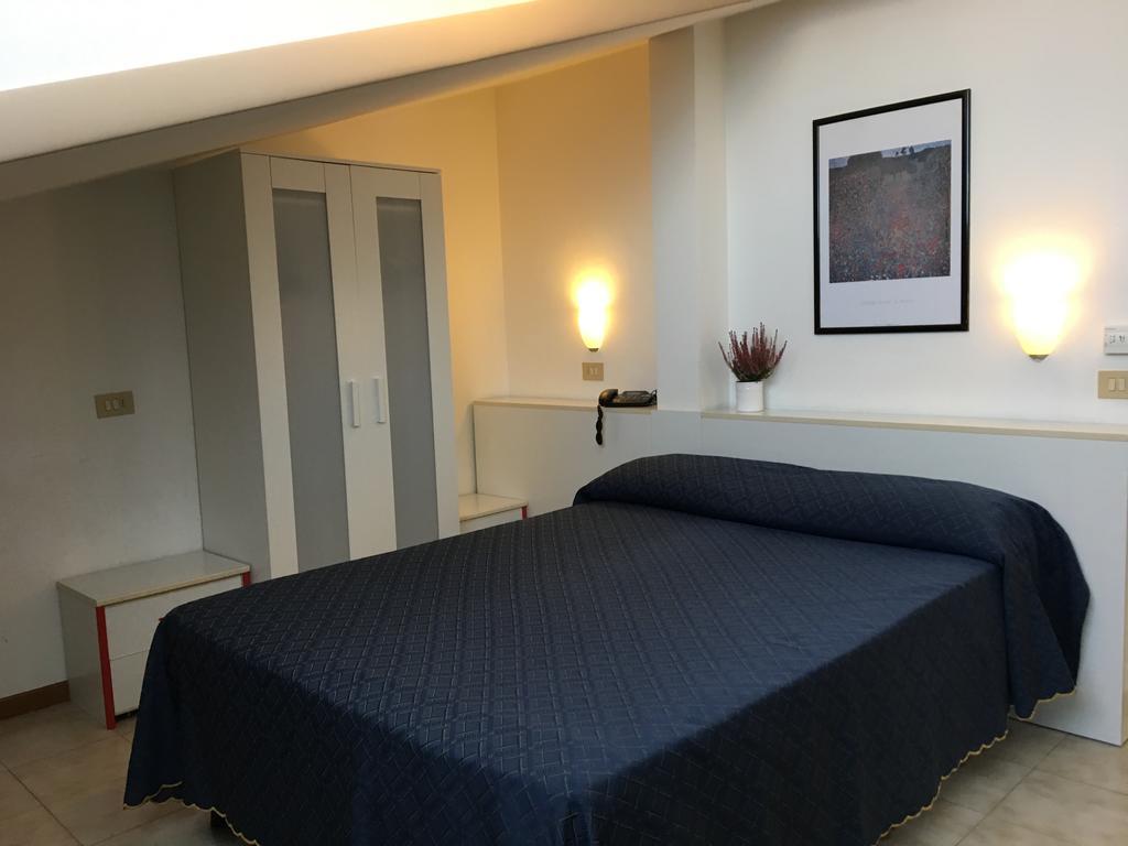 Hotel Zodiaco ลิโดดิเยโซโล ภายนอก รูปภาพ