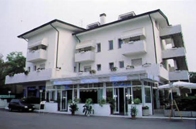 Hotel Zodiaco ลิโดดิเยโซโล ภายนอก รูปภาพ