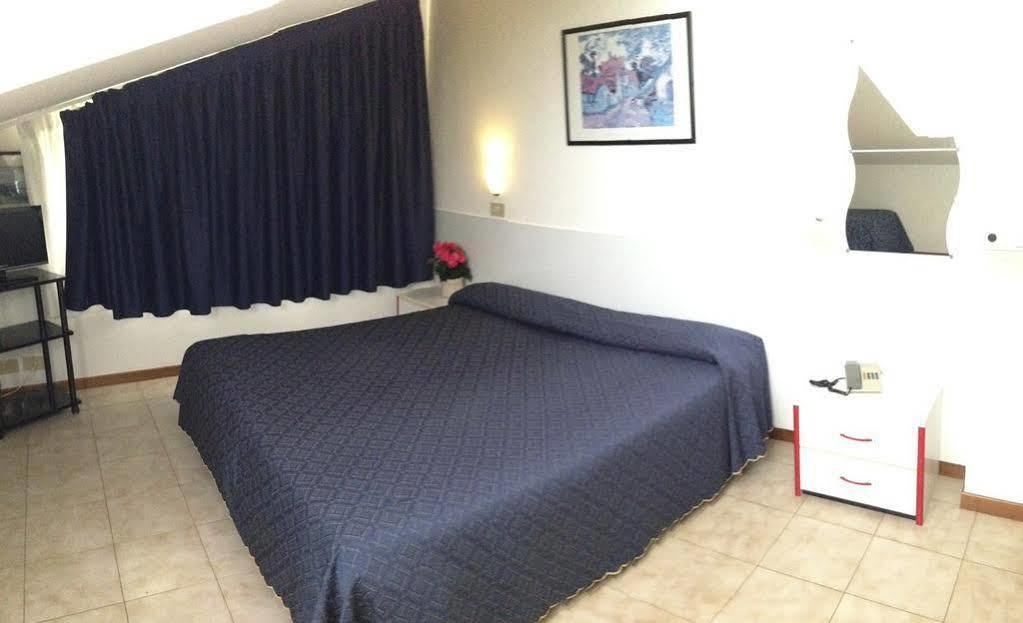 Hotel Zodiaco ลิโดดิเยโซโล ภายนอก รูปภาพ