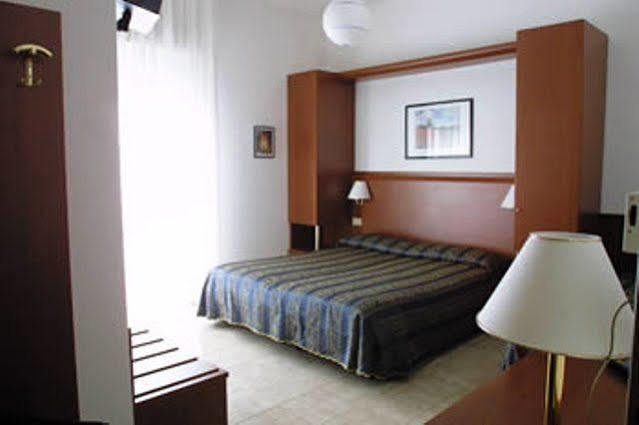 Hotel Zodiaco ลิโดดิเยโซโล ภายนอก รูปภาพ