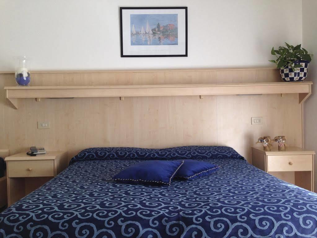 Hotel Zodiaco ลิโดดิเยโซโล ภายนอก รูปภาพ